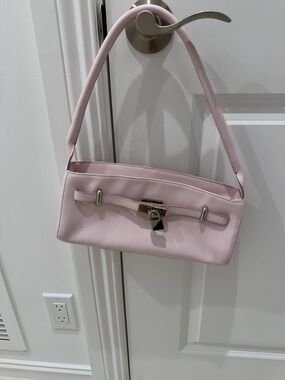 Elegant Pale Pink Leather Shoulder Bag with Silver Lock